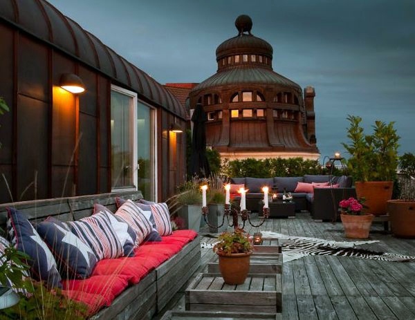A colored carpet will refresh your terrace balcony beautiful