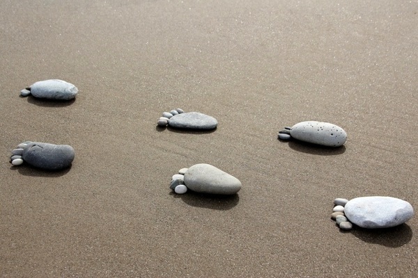 Garden decorations - stone feet are great Sommerdeko