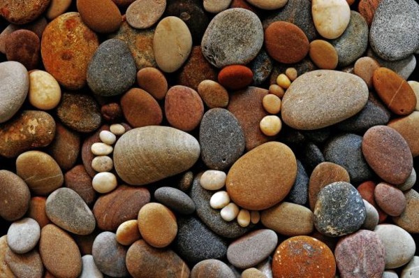 Garden decorations - stone feet are great Sommerdeko