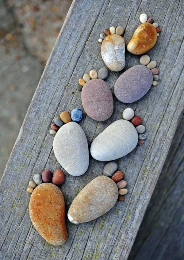 Garden decorations - stone feet are great Sommerdeko