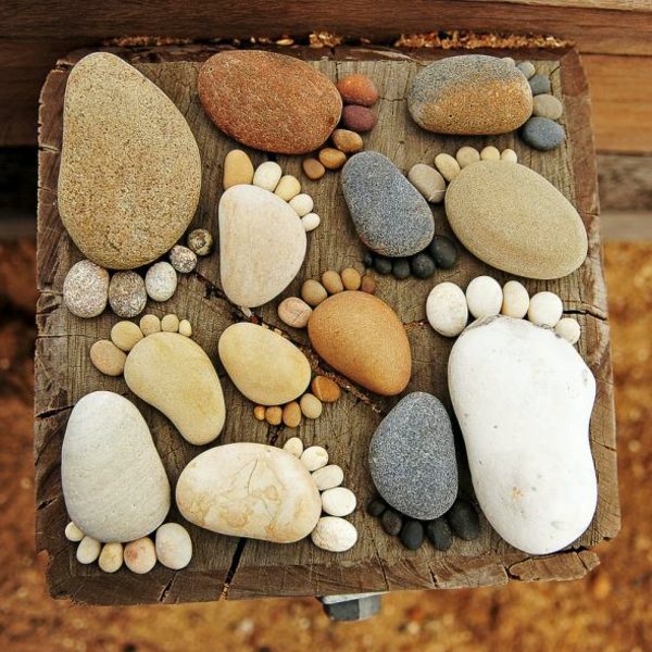 Garden decorations - stone feet are great Sommerdeko