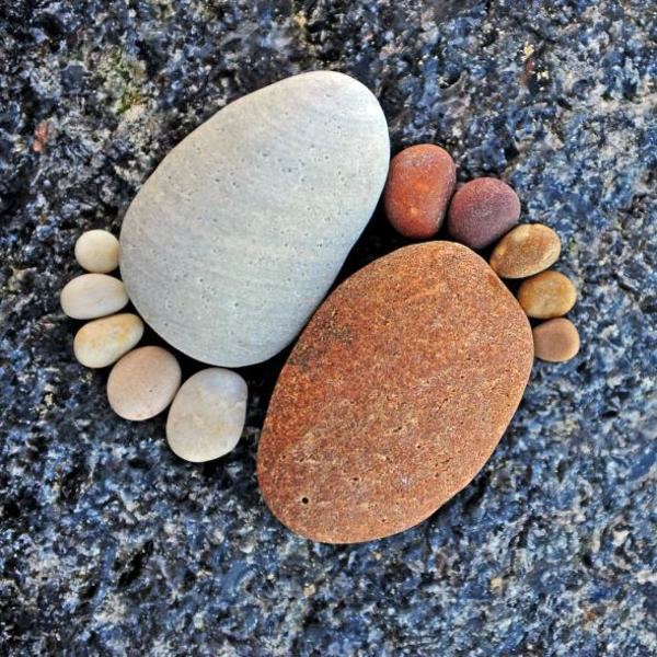 Garden decorations - stone feet are great Sommerdeko