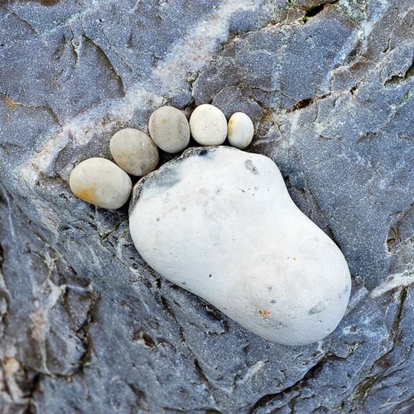 Garden decorations - stone feet are great Sommerdeko