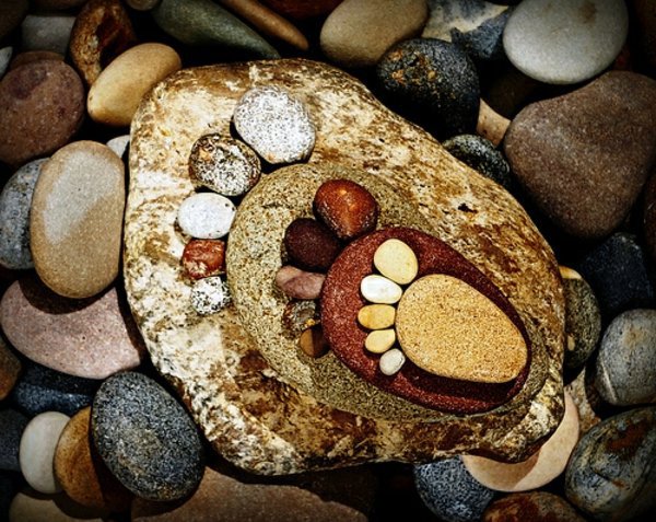 Garden decorations - stone feet are great Sommerdeko