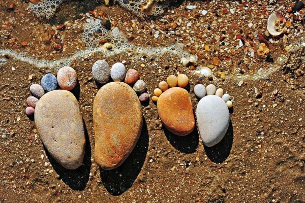 Garden decorations - stone feet are great Sommerdeko