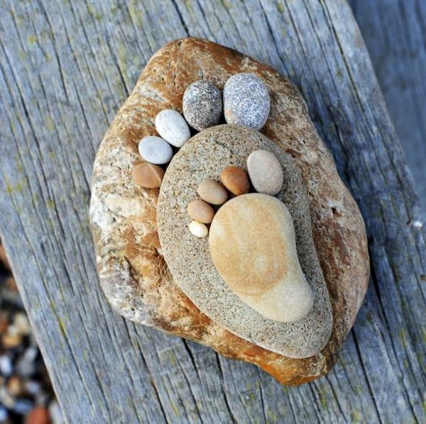 Garden decorations - stone feet are great Sommerdeko