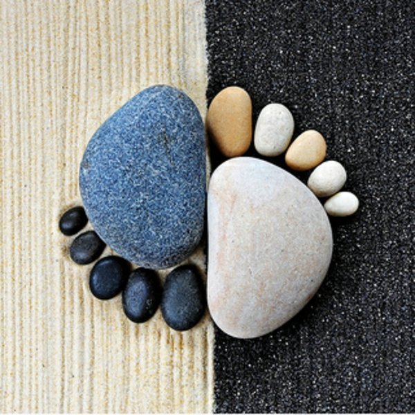Garden decorations - stone feet are great Sommerdeko