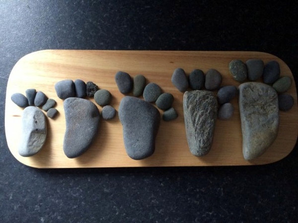 Garden decorations - stone feet are great Sommerdeko