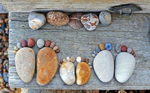 Garden decorations - stone feet are great Sommerdeko