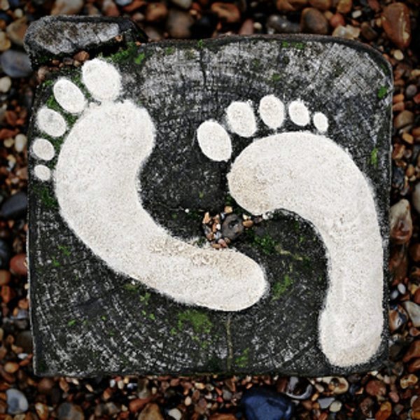 Garden decorations - stone feet are great Sommerdeko
