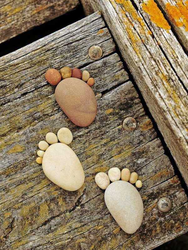 Garden decorations - stone feet are great Sommerdeko