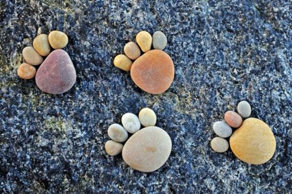 Garden decorations - stone feet are great Sommerdeko