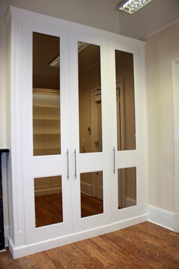 Chooses how to right doors for wardrobes