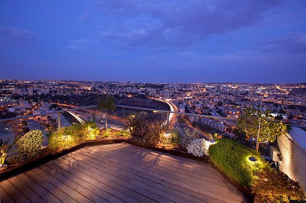 Fascinating lighting in the garden transforms the exterior in a small paradise