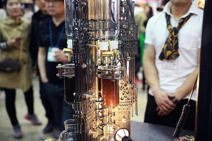 Skulpturen - Designer coffee maker in the form of a Gothic cathedral