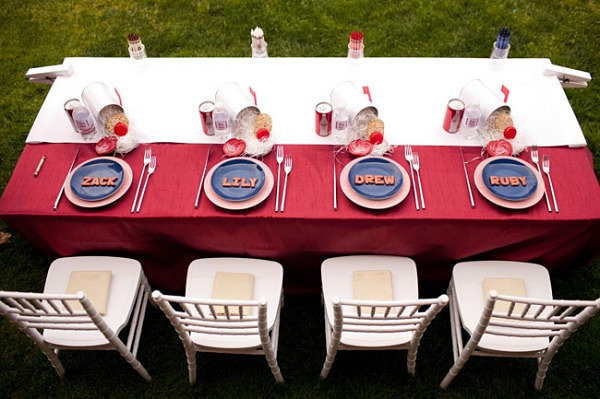 Tablecloth red - create a festive and original table decoration