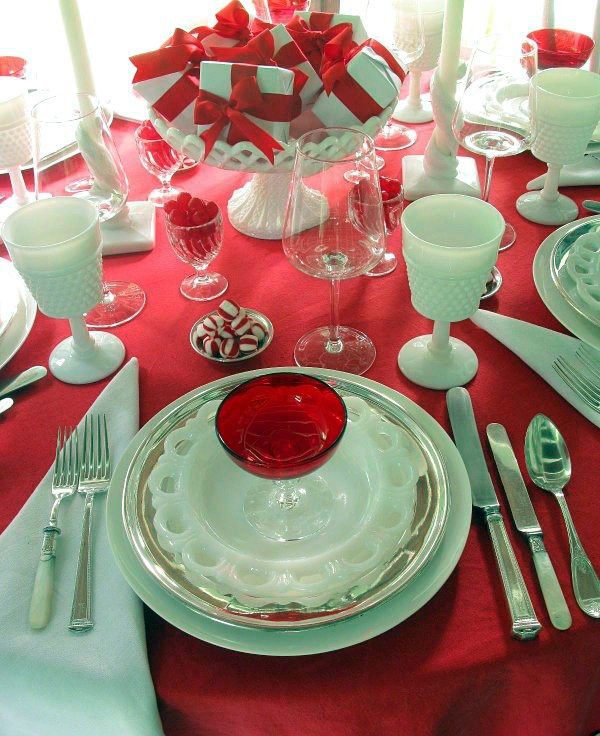 Tablecloth red - create a festive and original table decoration