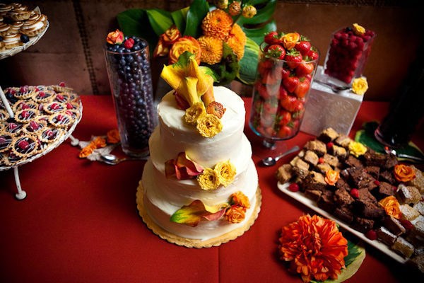 Tablecloth red - create a festive and original table decoration