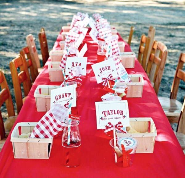 Tablecloth red - create a festive and original table decoration