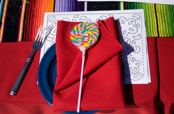 Tablecloth red - create a festive and original table decoration