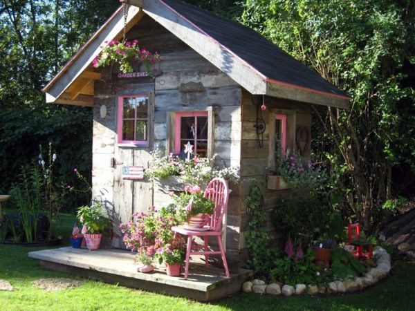Garden houses made of wood - nice and compact garden shed in the backyard