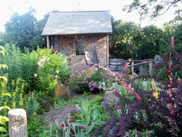 Garden houses made of wood - nice and compact garden shed in the backyard