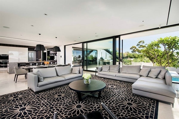 Modern house with gorgeous views in Australia