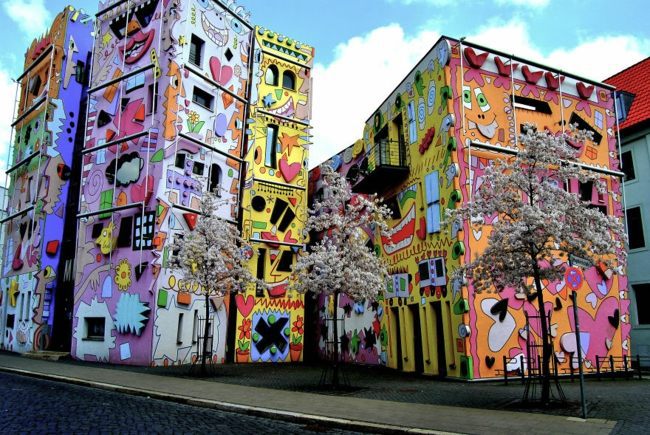 Farben - House facade underline - all bring rainbow colors to use