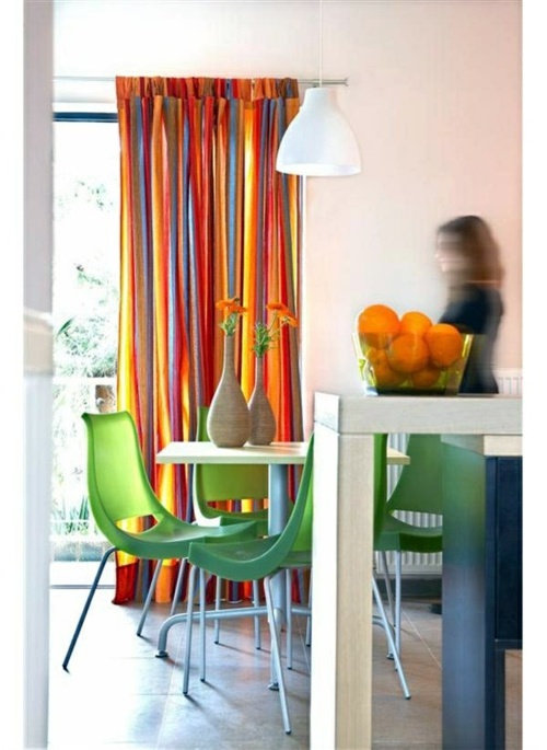 Kitchen curtains serve as sun protection and jazz up your kitchen and dining area on
