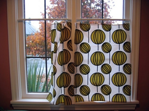 Kitchen curtains serve as sun protection and jazz up your kitchen and dining area on