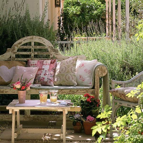 Make outdoor lounge area with a tight budget