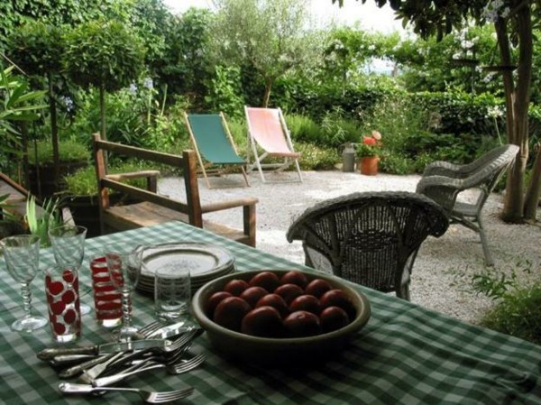 Make outdoor lounge area with a tight budget