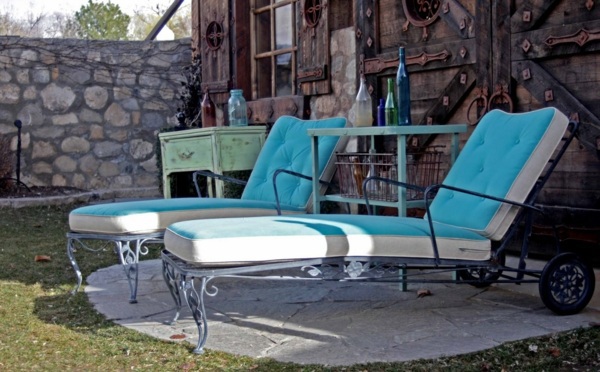 Make outdoor lounge area with a tight budget
