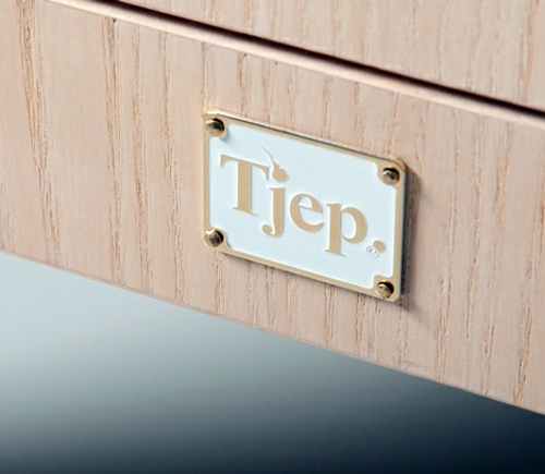 Wood dining - Stand Design Il Treno of Tjep - inspired by old train compartment