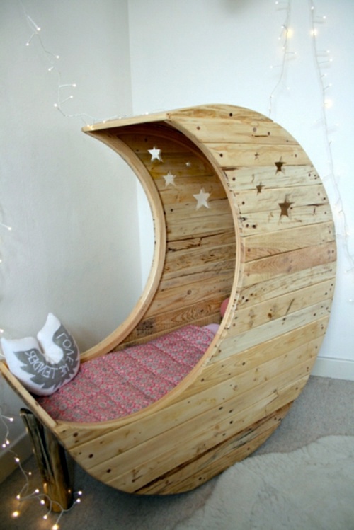 Moon cot from Euro pallets Moon cot from Euro pallets