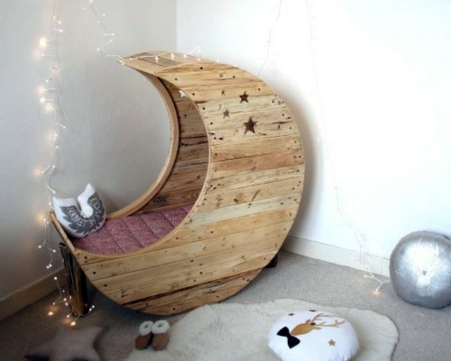 Moon cot from Euro pallets Moon cot from Euro pallets