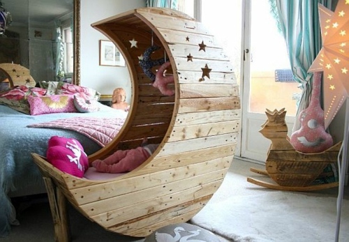 Moon cot from Euro pallets Moon cot from Euro pallets