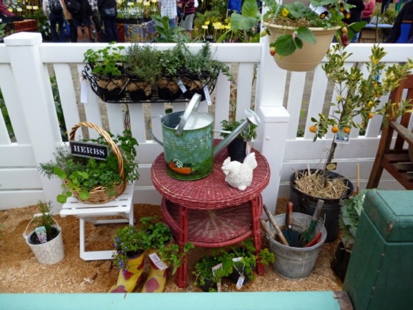 On balcony make hanging garden - Cool ideas for small garden on the balcony