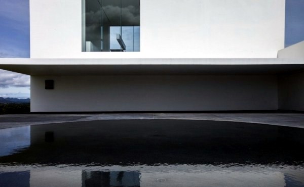 Minimalist Cabin Design extends over 150 meters Minimalist Cabin Design extends over 150 meters