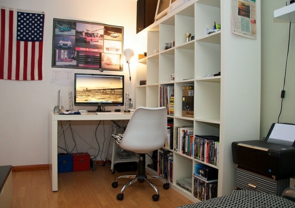 Save space - how to combine shelves and desk properly