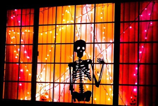 Ideas on how to decorate your windows with paper cutouts for Halloween Ideas on how to decorate your windows with paper cutouts for Halloween