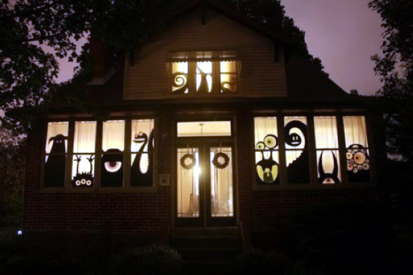Ideas on how to decorate your windows with paper cutouts for Halloween Ideas on how to decorate your windows with paper cutouts for Halloween