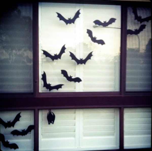 Ideas on how to decorate your windows with paper cutouts for Halloween Ideas on how to decorate your windows with paper cutouts for Halloween