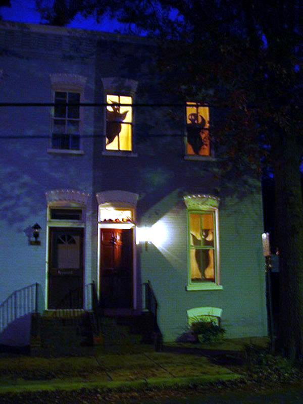 Ideas on how to decorate your windows with paper cutouts for Halloween Ideas on how to decorate your windows with paper cutouts for Halloween
