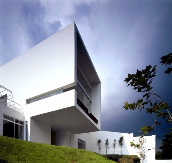 Modern Cube House with Elegant Geometric Shapes