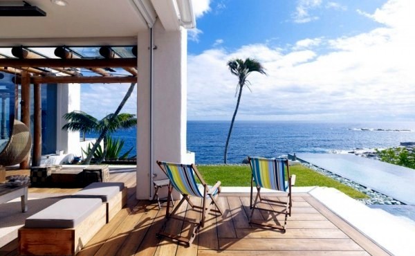 Beach house with infinity pool offers stunning views to the sea Beach house with infinity pool offers stunning views to the sea
