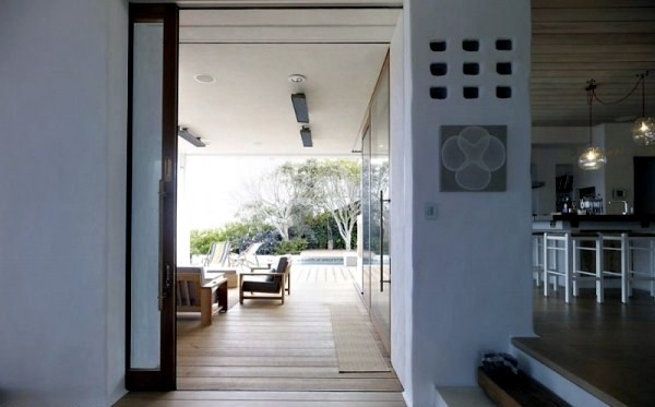 Beach house with infinity pool offers stunning views to the sea Beach house with infinity pool offers stunning views to the sea