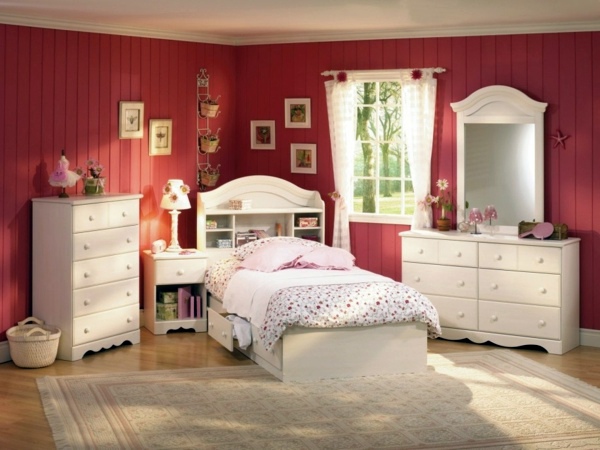 Minimalist Red Bedroom - Vibrant red color