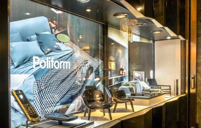 Showcase decorate - Vusual Merchandising at a high level