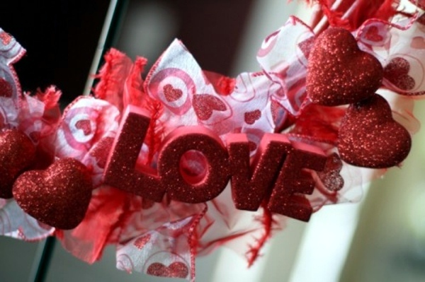 Crafting a ribbon wreath for Valentine's Day itself Crafting a ribbon wreath for Valentine's Day itself